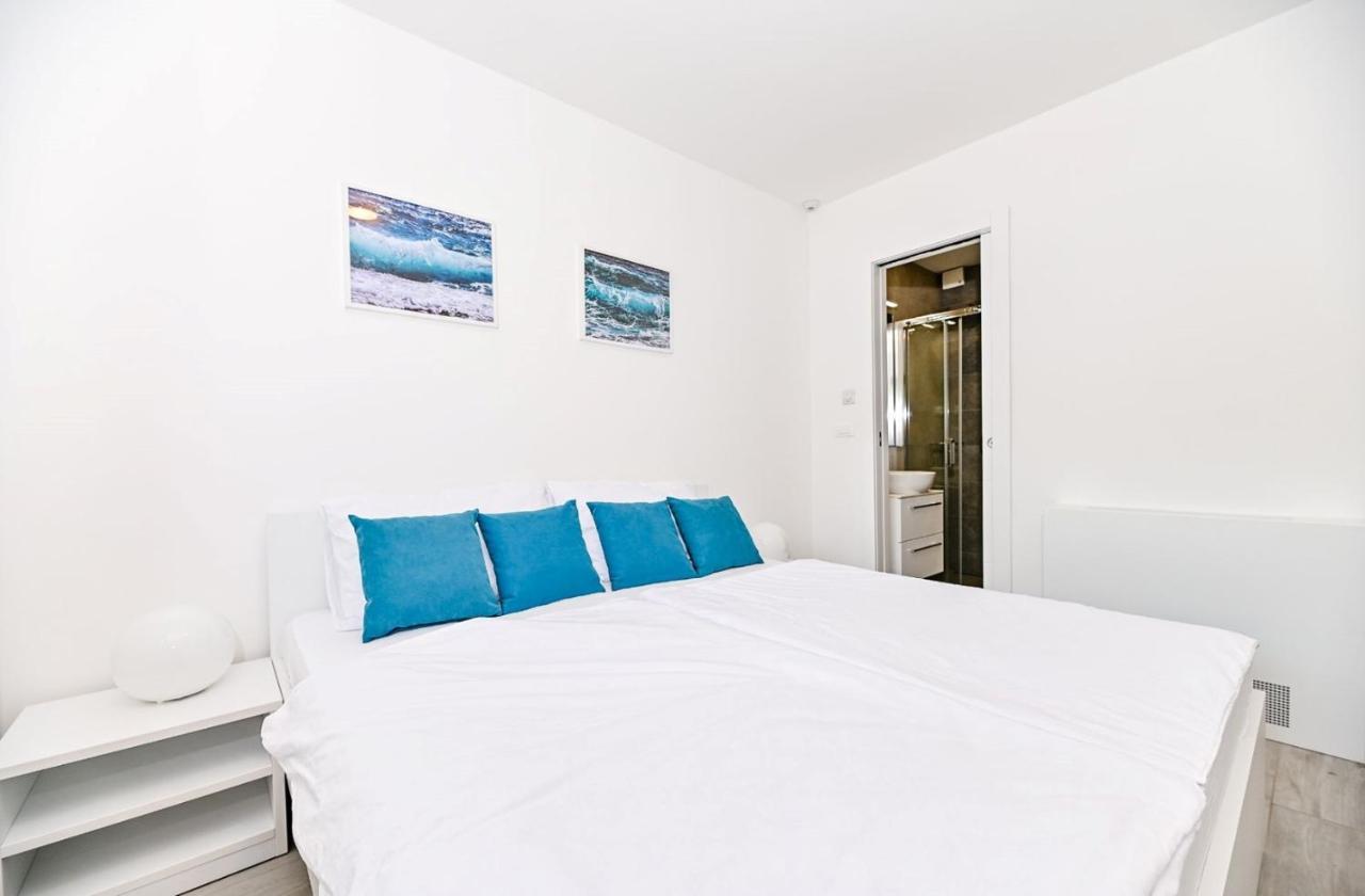 Apartment Flori With Sea View مالينسكا المظهر الخارجي الصورة